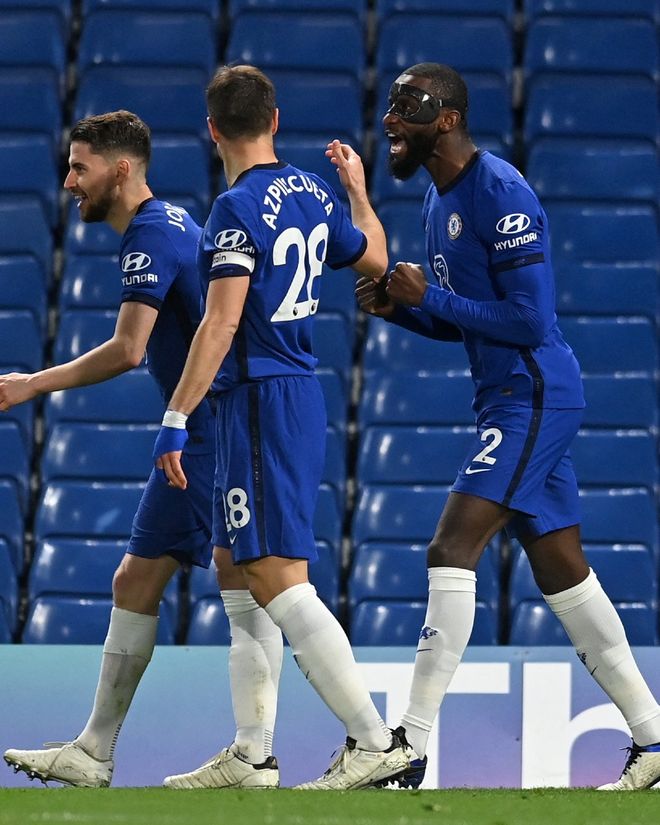 1996-97赛季以来NBA单节20+次数排行榜 1、库里43次 2、科比 36次 3、哈登 32次 4、布克 28次 5、利拉德 28次 6、詹姆斯 26次 7、东契奇 26次 8、安东尼 14次 9、恩比德 14次 10、拉文 14次