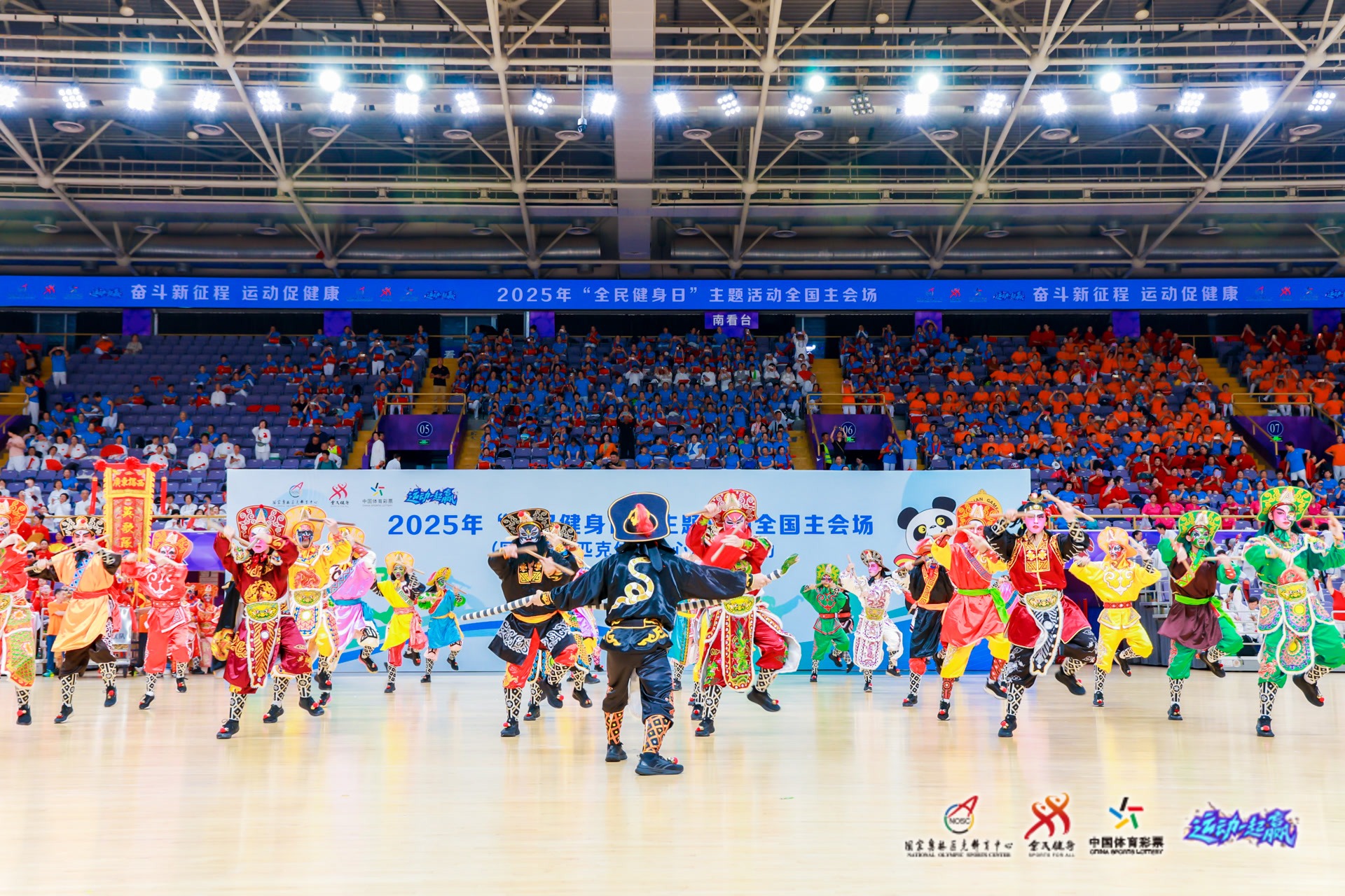 羽联年终总决赛：石宇奇2-0李诗沣 取小组赛开门红